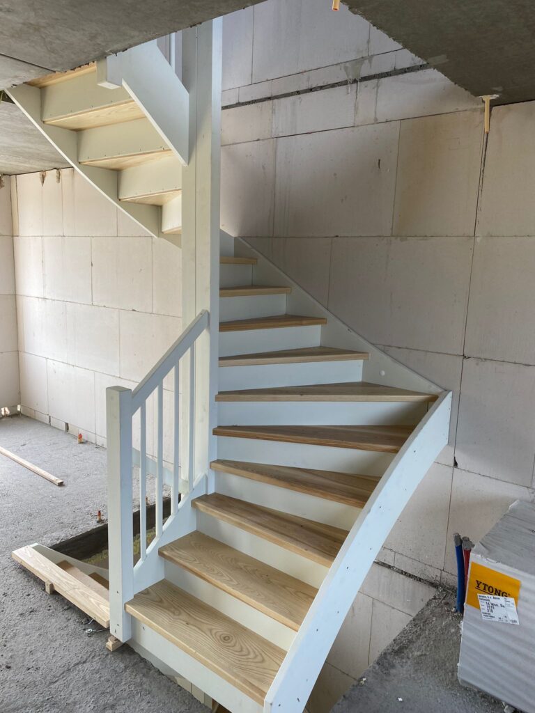 Hoograven trap met eiken traptreden met blank lak behandeld stootbord is van MDF 3