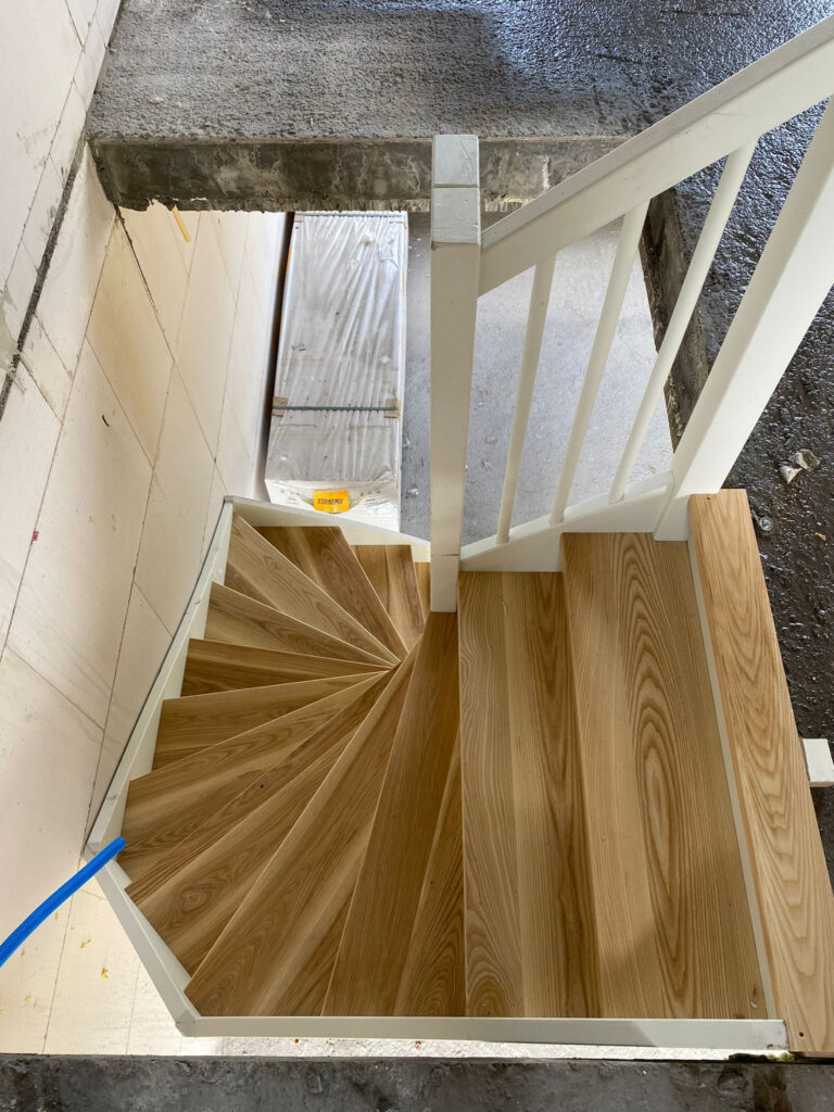 Hoograven trap eikenhout traptreden met blank lak behandeld stootbord is van MDF